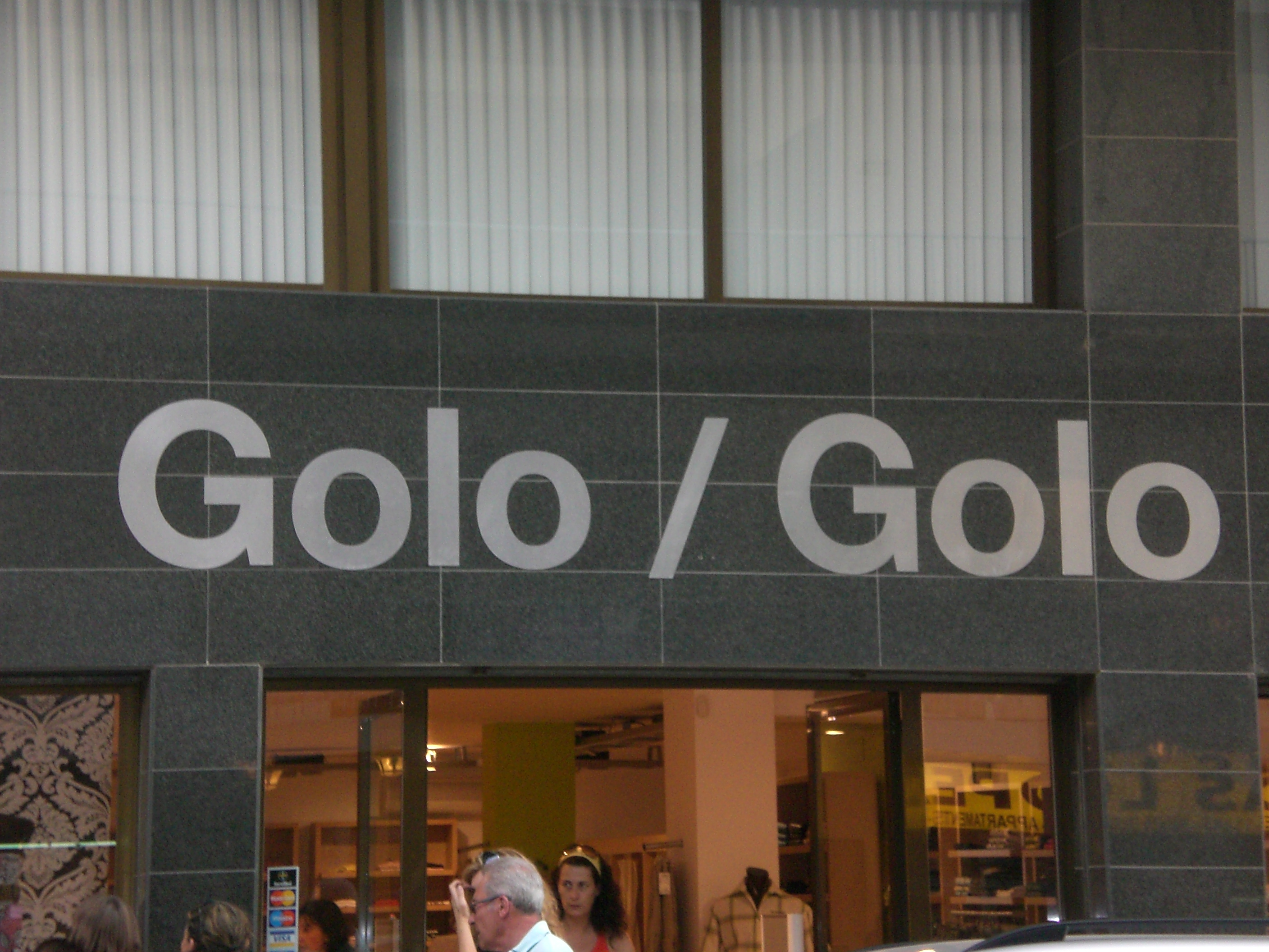 Letrero de una tienda en Roses que dice: Golo / Golo